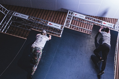 Zwei Personen laufen die Warped Wall hoch
